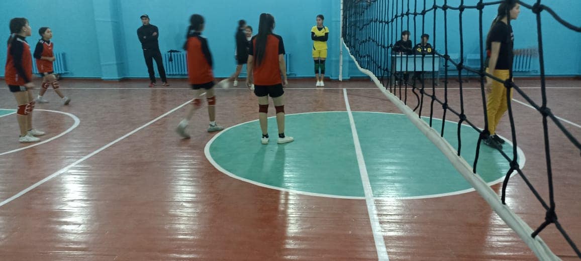 21 октября в средней школе имени М. Тынышбаева прошли соревнования по волейболу посвященная Дню Республики Казахстана